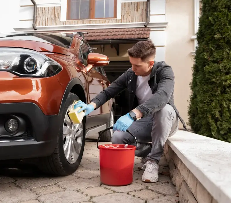 Lavage auto à domicile Marcenod : professionnel intervenant sur un véhicule